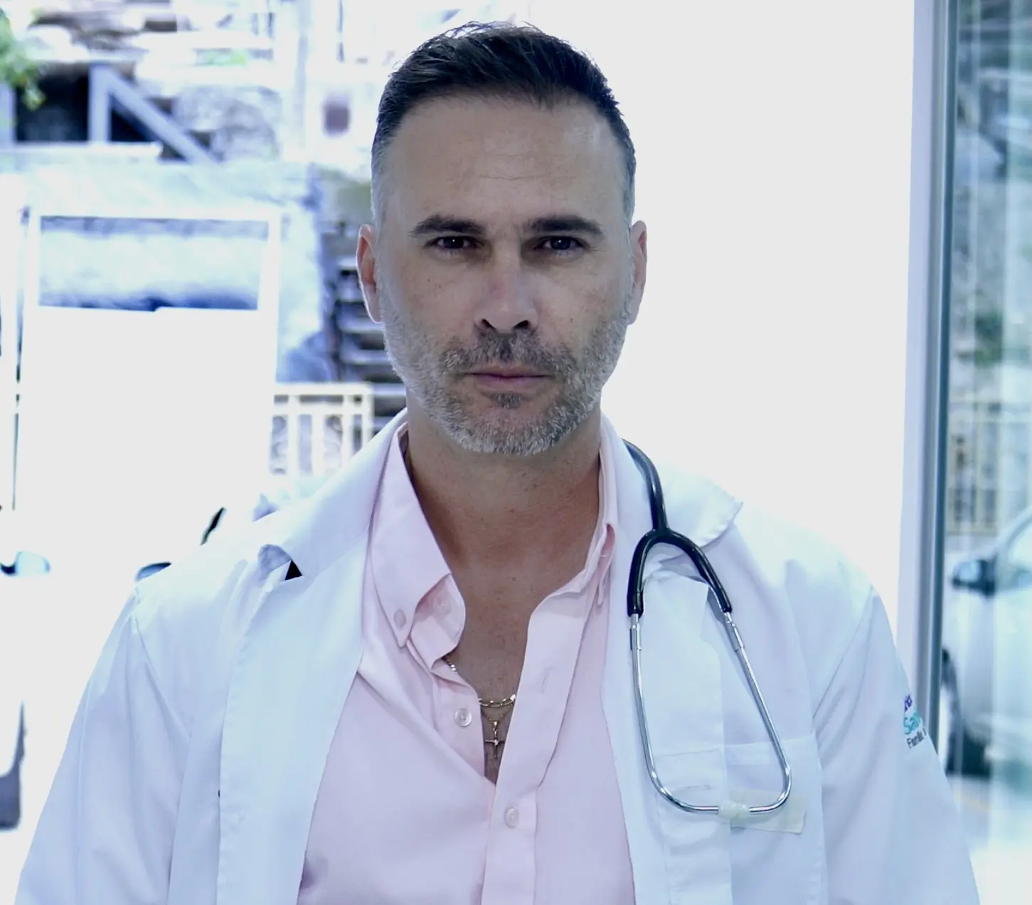 Alain Chaviano como actor principal de Cuerpo de guardia